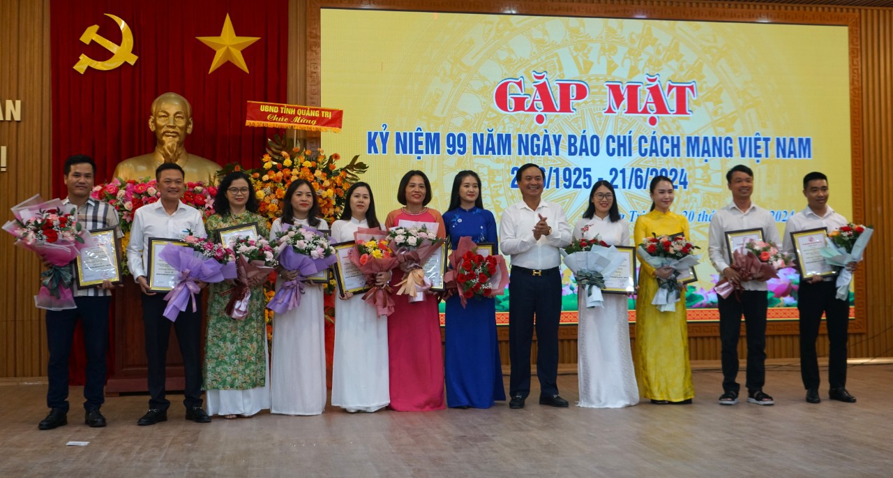 Chủ tịch UBND tỉnh V&otilde; Văn Hưng trao giải A Giải B&aacute;o ch&iacute; tỉnh lần thứ VII cho c&aacute;c t&aacute;c giả, nh&oacute;m t&aacute;c giả - Ảnh: L.T